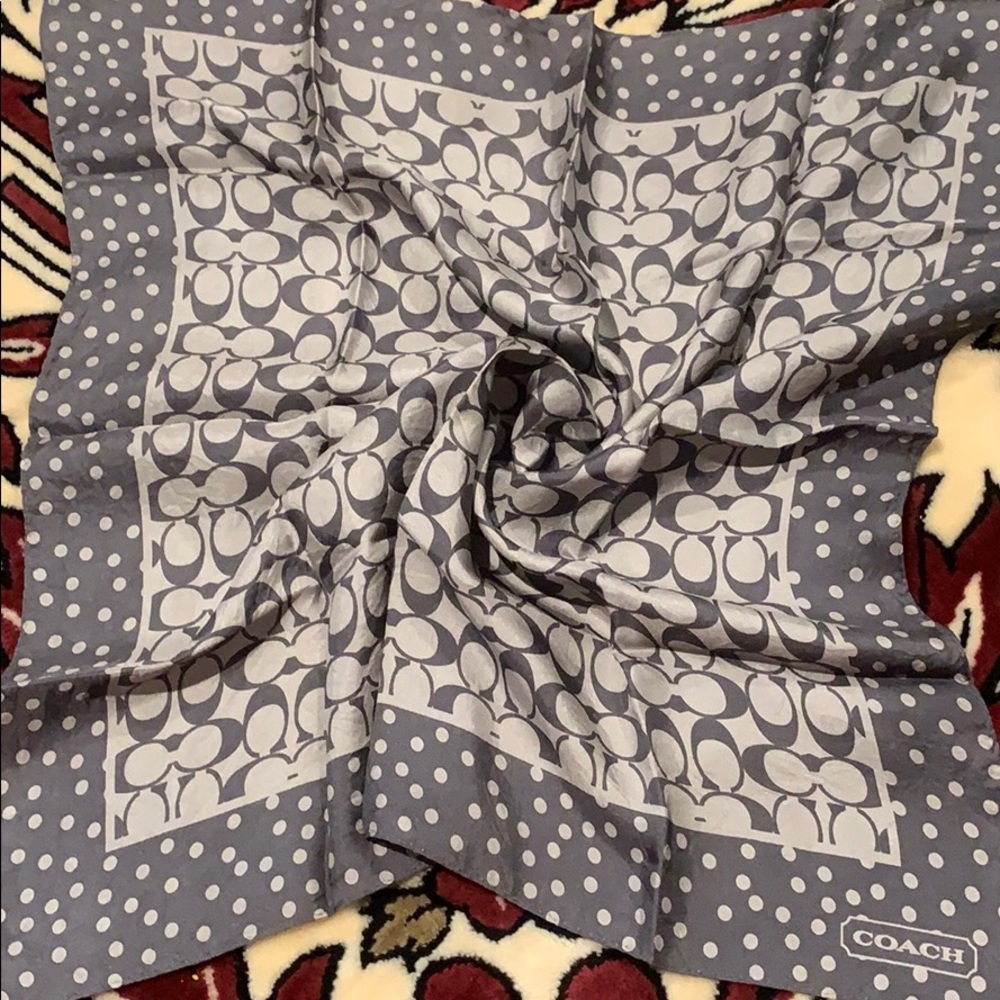 🌿Coach silk scarf 21 inches🌿